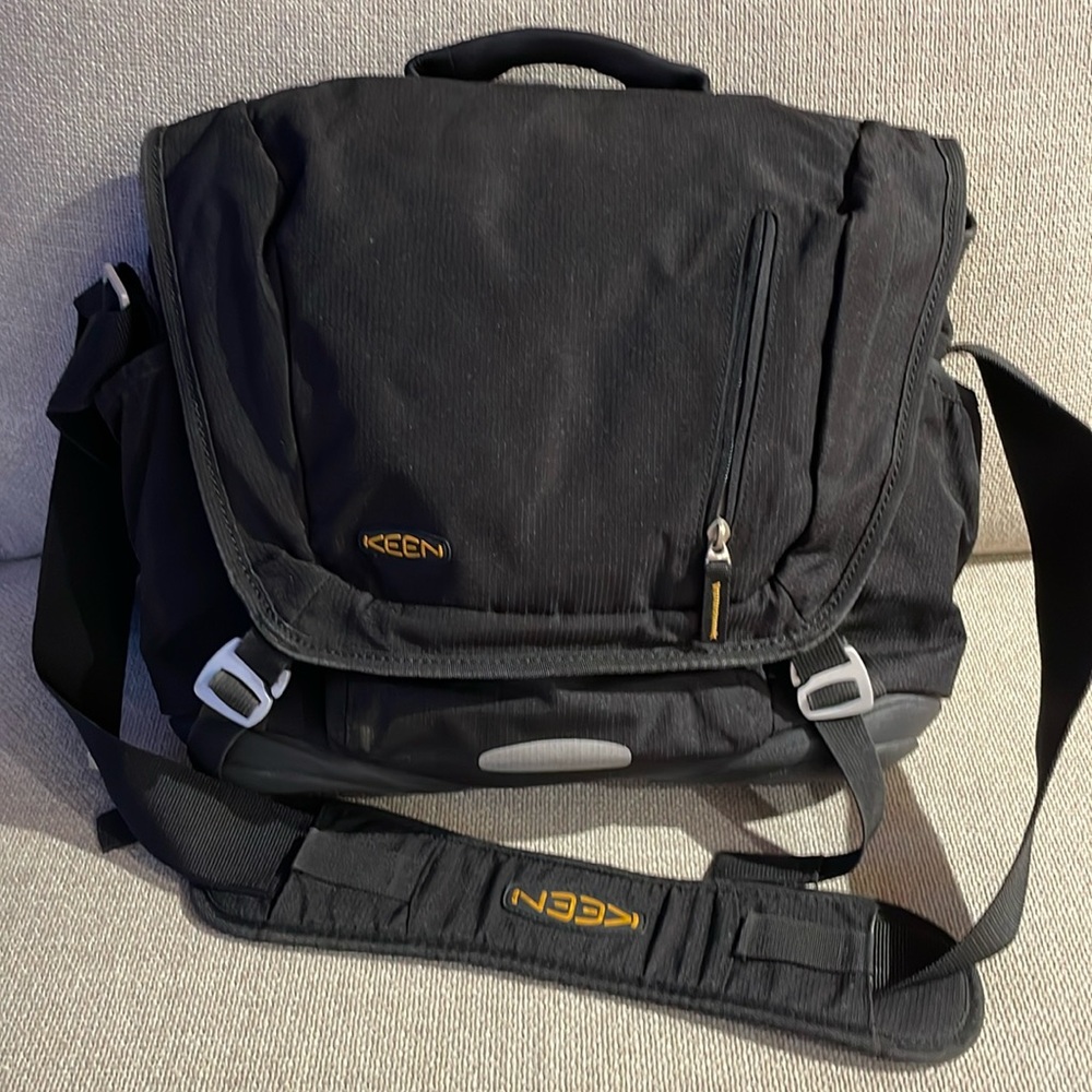 Keen bag. New without tags.  Never used.  A great gift for your man!